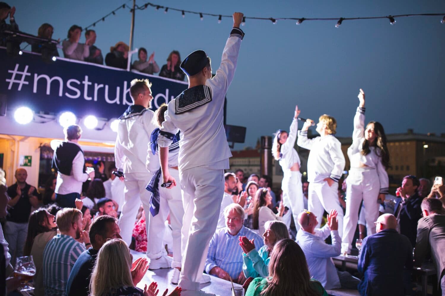 Skaldjurskryssning med show